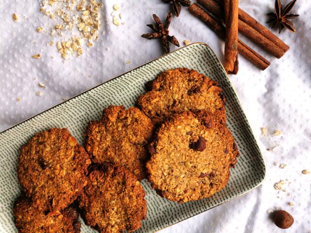 Haferflockenkekse mit Nüssen und Lebkuchengeschmack