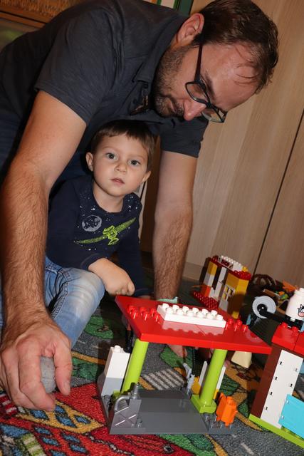 "Wir wünschen uns, dass Xaver später nicht die ganze Zeit im Rollstuhl sitzen muss", erklärt Papa Richard. | Foto: Michelle Bichler