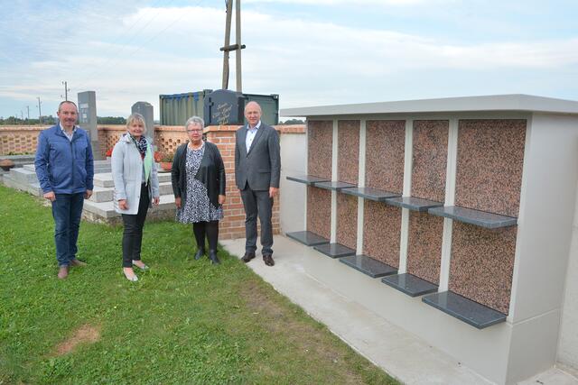 Bei der neuen Urnenwand am Friedhof Neuaigen: Ernst Pegler (Ortsvorsteher Mollersdorf), Stadträtin Paula Maringer (Ortsvorsteherin Neuaigen), Stadträtin für Soziales, Wohnen und Friedhöfe Elfriede Pfeiffer und Gerhard Fallbacher (Ortsvorsteher Trübensee).