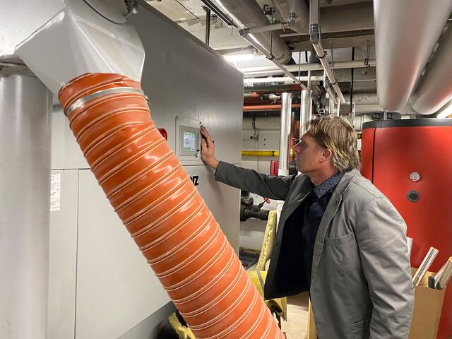 GemeindeWerke-GF Dirk Jäger bei der Regelung der neuen Pellets-Anlage.