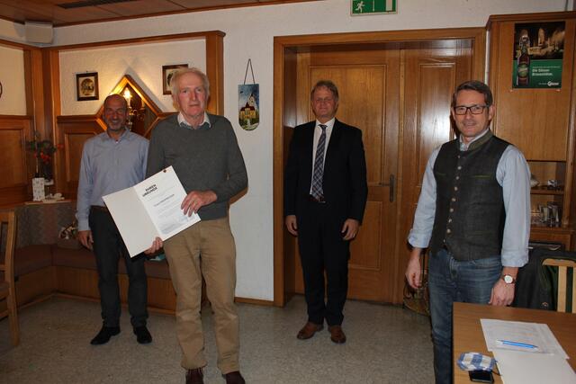  Die Verdienstmedaille der ÖVP OÖ wurde an Franz Erdpresser verliehen.
v.l.n.r.: Mag. Peter Weissenböck, Franz Erdpresser, LAbg. Jürgen Höckner und Gemeindeparteiobmann Bgm. Harald Grubmair