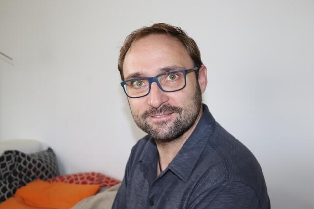 Vater Richard Schenk wünscht sich für seinen Sohn, möglichst viel Selbstständigkeit. Die vielen Therapien, Kurse und Rehas sollen ihm dabei helfen. | Foto: Michelle Bichler