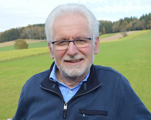 Karl Pumberger-Kasper veröffentlicht sein zehntes Buch "I hau mi a(b)". | Foto: Helena Pumberger
