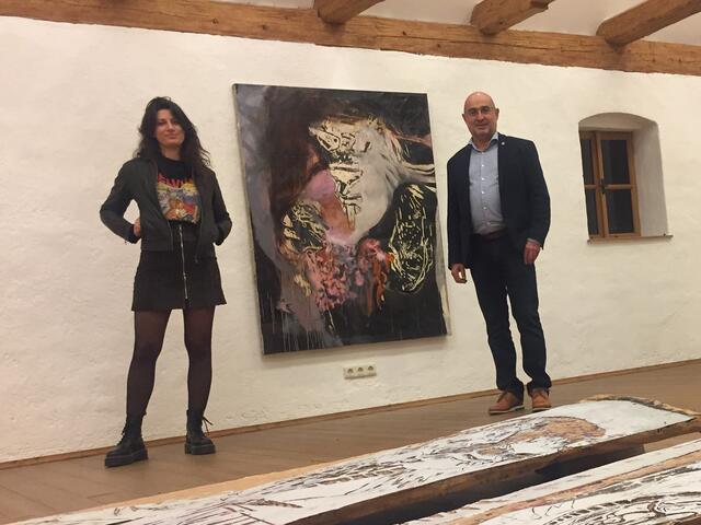 Die Frankenburger Künstlerin Lena Göbel mit Bürgermeister Heinz Leprich im Kubin-Haus Zwickledt.
