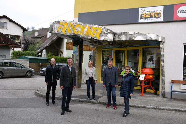 Vizebürgermeister Josef Tatzreiter, Georg Strasser, Erika und Engelbert Pruckner und Bürgermeister Claudia Fuchsluger.