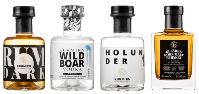 Eine Best-of-Tasting-Box der Destillerie Puchas zu gewinnen: Wacholder Gin 0,35L, Whiskey 0,35L, Vodka “Wild Boar” 0,35L, Rum “Dark” 0,35L