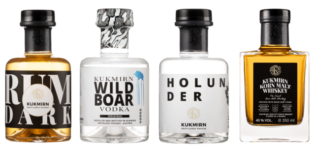 Eine Best-of-Tasting-Box der Destillerie Puchas zu gewinnen:  Wacholder Gin 0,35L, Whiskey 0,35L, Vodka “Wild Boar” 0,35L, Rum “Dark” 0,35L | Foto: Destillerie Puchas