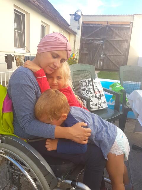 Olivia und Alan werden Mama Elisabeth für immer im Herzen tragen.