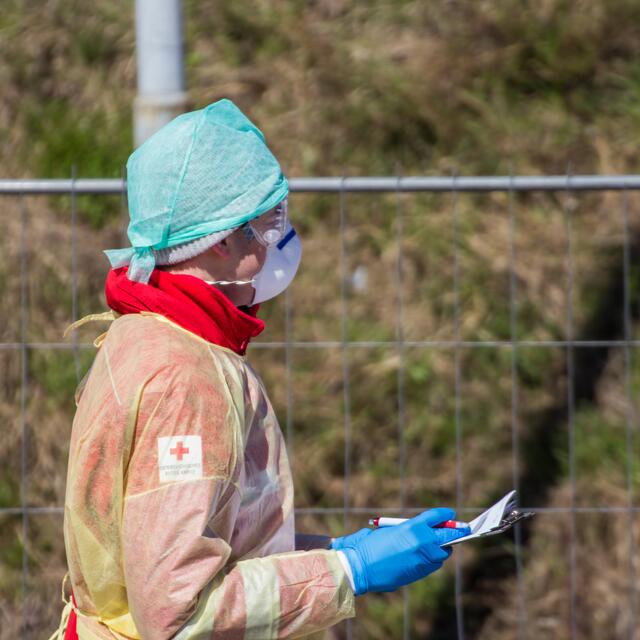 Die Screening-Straße Kufstein testet ab Montag nicht mehr beim Bezirkskrankenhaus, sondern in Bahnhofsnähe. Auch die Öffnungszeiten in Kufstein werden verlängert. (Symbolfoto) | Foto: Rotes Kreuz