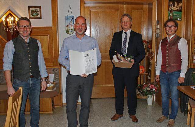 Das silberne Ehrenzeichen der ÖVP OÖ  wurde an Mag. Peter Weissenböck überreicht.
v.l.n.r. Bgm. Harald Grubmair, Mag. Peter Weissenböck, LAbg. Jürgen Höckner und Bezirksparteisekretär Christoph Knierzinger