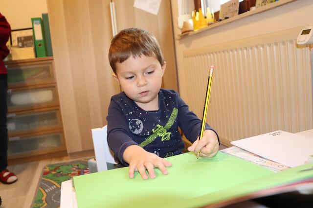 Xaver ist entwicklungsverzögert und spricht noch kaum. Deshalb gehen die Eltern mit ihm zur Frühförderung und Logopädie. | Foto: Michelle Bichler