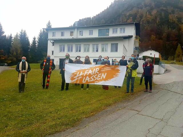 Die Initiative #fairlassen fordert die Schließung des Rückkehrzentrums am Bürglkopf in Fieberbrunn.