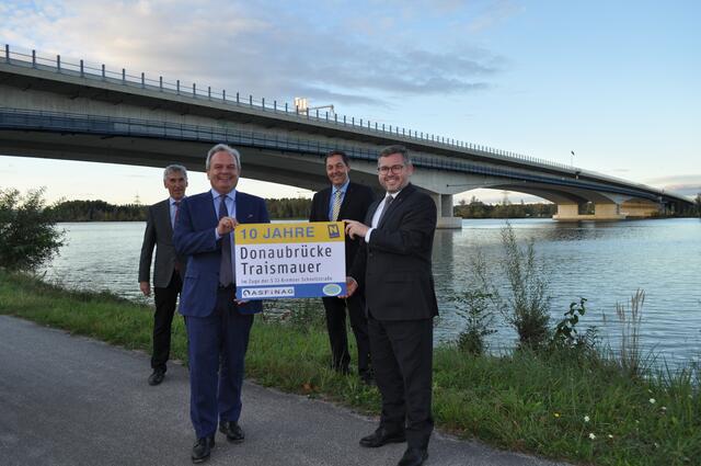Vorne: Josef Fiala, ASFINAG-Vorstand; Landesrat Ludwig Schleritzko, Land NÖ
Hinten: Helmut Postl, Brückenbauchef Land NÖ; Josef Decker, Straßenbaudirektor Land NÖ