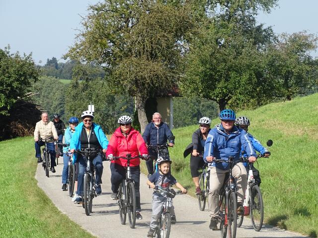 Radwanderung von Kapelle zu Kapelle in Steinakirchen. Mit Pfarrer Hans Lagler und DSG-Vorsitzendem Sepp Eppensteiner.
