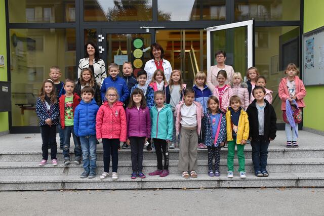 VS Sieghartskirchen, 1c, mit Lehrerin isabelle Lackner, Förderlehrerin Elisabeth Heinzel und Direktorin Martha Hollergschwandtner | Foto: Marlene Trenker