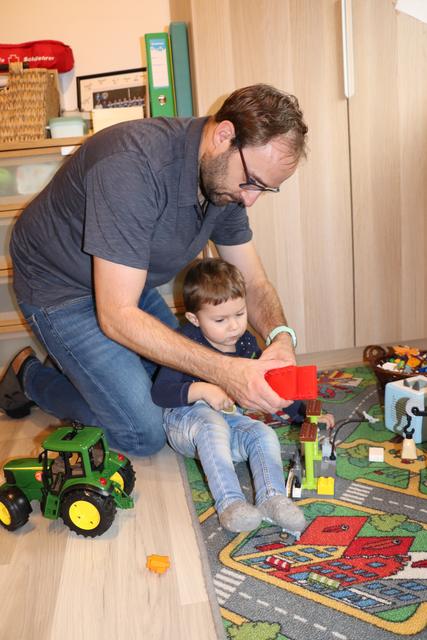 Legospielen ist eine von Xavers Lieblingsbeschäftigungen. Papa Richard sitzt oft mit ihm im Kinderzimmer. | Foto: Michelle Bichler