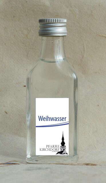 Die Pfarre Kirchdorf/Krems stellt rund um Allerheiligen in der Kapelle am Friedhof kleine Fläschchen mit Weihwasser bereit.