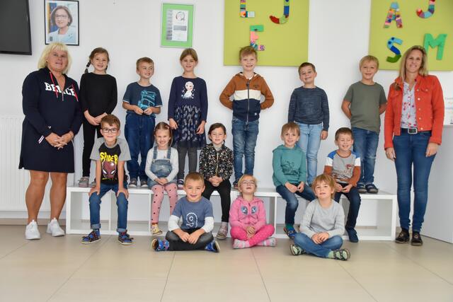 VS Grafenwörth, 1b, Marion Benedikt mit Stützkraft Ilse Erber und 15 Kinder in der Eulenklasse | Foto: Andreas Schlüsselberger