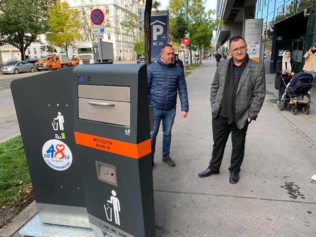 Dresdner Straße 45: Vor Ort ließ sich Bezirksvorsteher Hannes Derfler (r.) den Betrieb des neuen Mistkübel "Mr. Fill" erklären.
