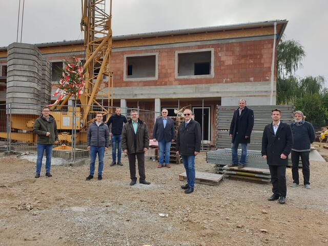 Vizebürgermeister Christoph Müllner, Jugendgemeinderat Stefan Schröter,
Florian Hirsch (H. Eschelmüller GmbH), Bürgermeister Ing. Hermann Fischer, Altbürgermeister Johann Gartner, WAV-Vorstandsdirektor Manfred Damberger, Bauleiter Andreas Neuwirth, Architekt DI Reinhard Litschauer, Baumeister Ing. Otto Bock
