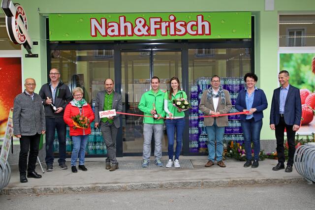 Pfarrer Leopold Bösendorfer, Karl und Anni Hueber, Vertriebsleiter des Pfeiffer Großhandels GmbH Ernst Richtsfeld, Andreas und Agnes Halmer, Gebietsverkaufsleiter Gerhard Buchegger, Wirtschaftsbundobfrau Margit Aigelsreiter und Bürgermeister Alois Mellme.
