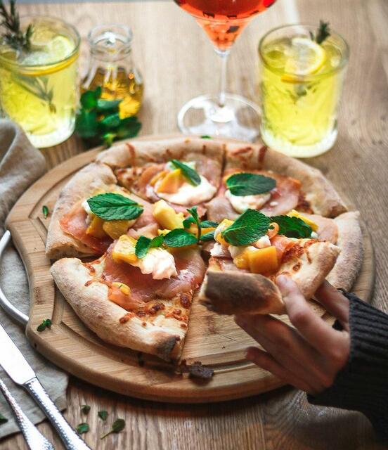 Schon beim Anblick dieser Pizza läuft uns das Wasser im Mund zusammen: die Gaumenfreude ist auch im DejaVu Weiz groß. Das Lokal von Marco Sacco ist ebenfalls auf der Top-10-Liste der beliebtesten steirischen Pizzerien vertreten.
