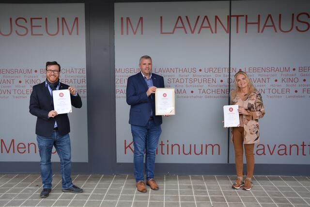 Freuen sich über das neue Gütesiegel: Museumsleiter Daniel Strassnig, Bürgermeister Hannes Primus und Vizebürgermeisterin Manuela Karner (von links) | Foto: Stadtgemeinde Wolfsberg