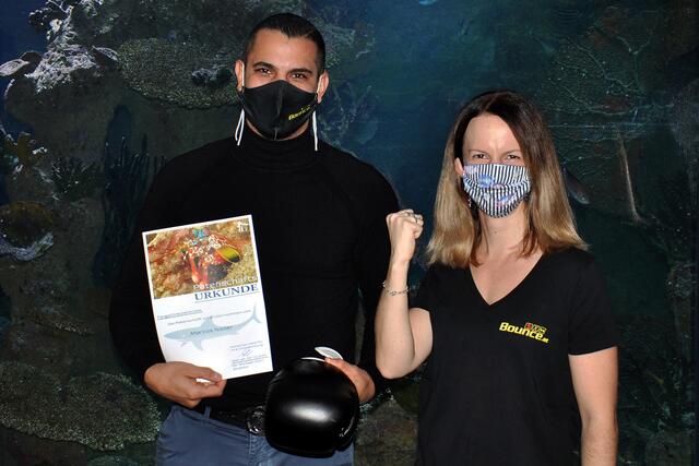 Profiboxer Nader mit HdM-Mitarbeiterin und Hobby-Boxerin Nicole Schiller.