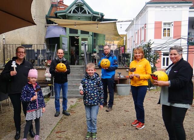 Die Organisatoren des Kürbisschnitzen: Sonja Ritter, Familienstadtrat Albrecht Oppitz, NÖAAB-Obmann GR Christoph Ritter, Elisabeth Mayer und Gertrude Schabas mit Johanna und Jakob im Gastgarten des Salettls | Foto: Raimund Boltz