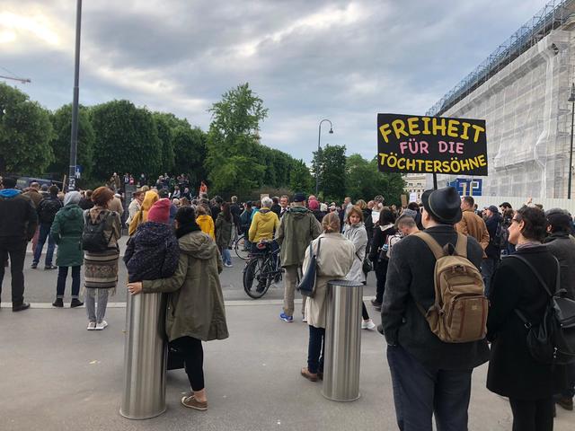 Wird bei Demos gegen die Corona-Maßnahmen eher nicht getragen: Mund-Nasen-Schutz.