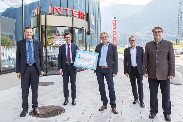 Guido Fuß freute sich über die Spende in Höhe von 10.000 Euro und überreichte Markus Kaser ein Kunstwerk, gemalt von den Kindern im SOS-Kinderdorf Nußdorf-Debant. (v.l.n.r.: Geschäftsleiter Ernst Ebenberger, INTERSPAR Österreich Geschäftsführer Markus Kaser, Leiter SOS-Kinderdorf Osttirol Guido Fuß, Regionaldirektor Robert Marko, Bürgermeister Andreas Pfurner)