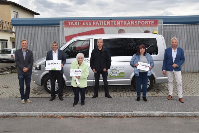 Zogen Jubiläumsbilanz: Verkehrskoordinator Lorenz Fabsits, Obmann Walter Temmel, Fahrgast Anna Strobl, Obmann-Stv. Christian Garger, Fahrgast Petra Tapler, Taxiunternehmer Patrick Poten (von links).