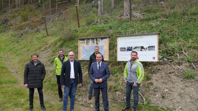 Harald Haider, Walter Gebhard, Bgm. Bernhard Schneider, Josef Fuchs, LHStv. Josef Geisler, Hanspeter Pussnig. (vl.).  | Foto: Gemeinde Assling