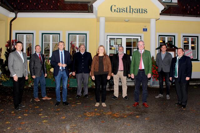VPNÖ-Arbeitskonferenz in Japons mit LH-StV. Stephan Pernkopf (3.v.r.), Franz Linsbauer, Karl Erdinger, Jürgen Maier, Karl Braunsteiner, Karin Gutmann, Josef Spiegl, Andreas Nendwich und Reinhard Nowak (v.l.).