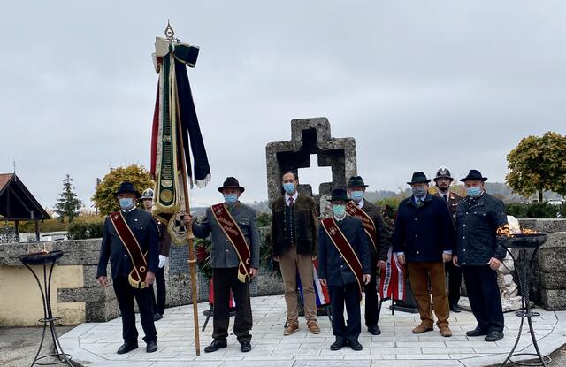 Vertreter des Kameradschaftsbundes und des Schwarzen Kreuzes mit der Ehrenwache sowie Bürgermeister Stürzlinger gedenken den Gefallenen und Vermissten vor dem Kriegerdenkmal. | Foto: Neudorfer