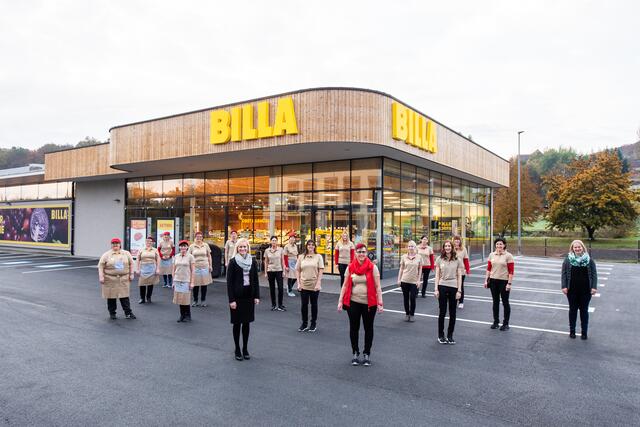 BILLA Marktmanagerin Iris Skoff und ihr Team freuen sich über die Wiedereröffnung und heißen alle Kunden herzlich willkommen.