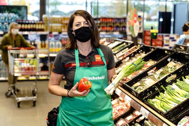 "Frischehelden" prüfen alle zwei Stunden am Marktstand die Qualität von Obst und Gemüse.