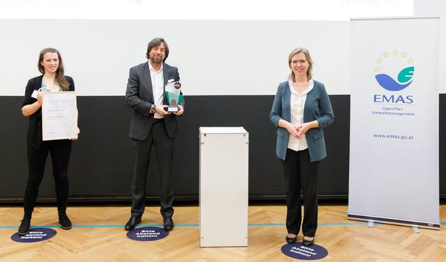Elisabeth Schipflinger, Nachhaltige Entwicklung bellaflora, Franz Koll, Geschäftsführer bellaflora, Leonore Gewessler, Bundesministerin für Klimaschutz, Umwelt, Energie, Mobilität, Innovation und Technologie (v. l. n. r.).