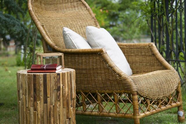 Ob zum Lesen oder einfach zum Sonne genießen. Mit den richtigen Gartenmöbeln wird jeder Outdoor Bereich zum zweiten Wohnzimmer.