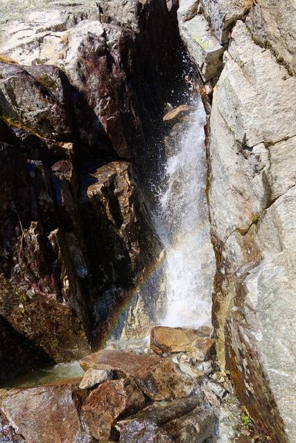 kleiner Wasserfall mit Regenbogen