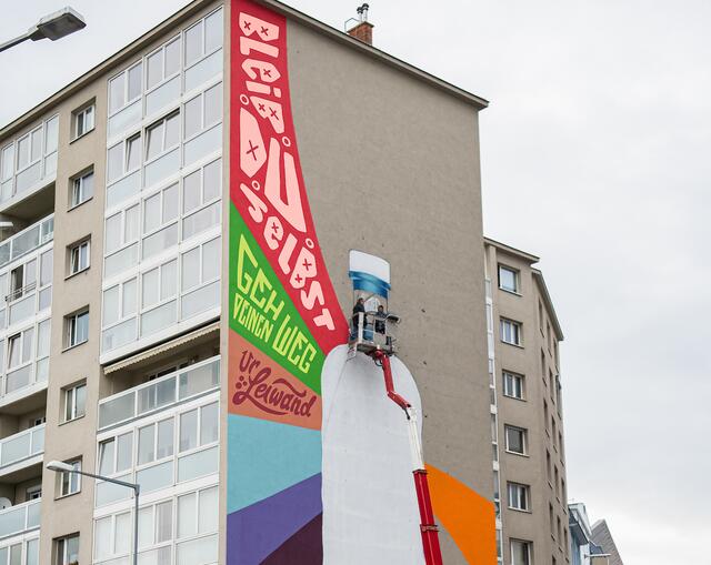 Ganze 100 Liter Farbe wurden für das neue Graffiti in der Hollandstraße benötigt.