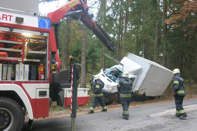 Die Stadtfeuerwehr Oberwart musste einen Lieferwagen bergen. | Foto: Stadtfeuerwehr Oberwart/Norbert Husbauer