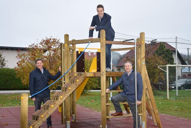 Landesrat Daniel Fellner, sein Büroleiter Martin Hafner
und der St. Veiter Bürgermeister Martin Kulmer am neuen Spielplatz in Glandorf.