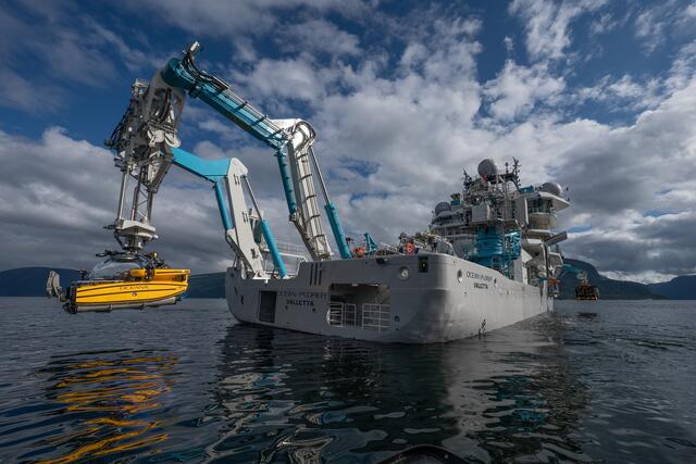 Zu den Leistungsmerkmalen von OceanXplorer gehört ein 40-Tonnen-Kran mit A-Rahmen, der stark genug ist, um Tauchboote, gezogene Sonaranlagen und andere schwere Geräte zu starten. | Foto: OceanX / Andy Mann