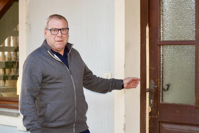 Bürgermeister Helmut Berger zeigt die ramponierte Tür, über welche die Einbrecher in den Bauhof gelangten.