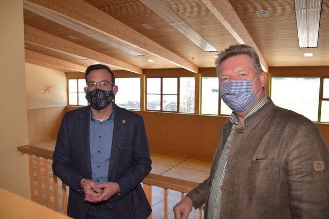 JUFA-Regionalmanager Johannes Bernhard mit dem Resortleiter der Alps Residence Holidayservice GmbH – u.a. zuständig für das Chaletdorf in Steinach – Andreas Brix (r.) | Foto: Kainz