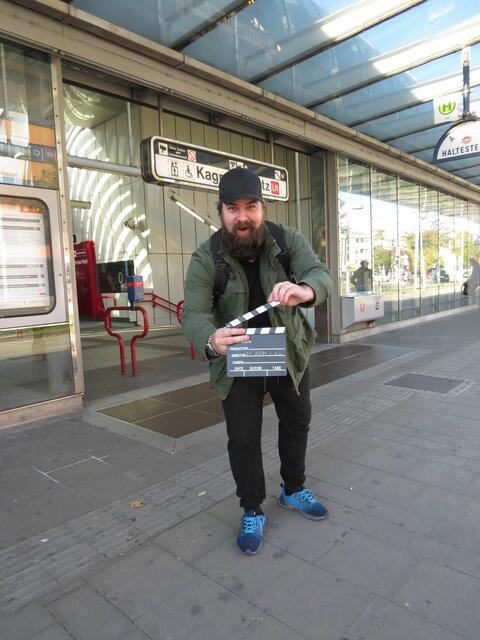 Mitten am Kagraner Platz fiel die Klappe zu Michél Komzaks Film „Zeit Haben“.