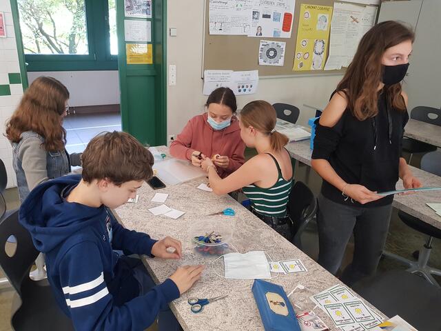 In einem der letzten Schritte vor der Prüfung zum Verleih des Umweltzeichens arbeiten Schüler aus einer einzigen Klasse an Hinweiskärtchen zum Energiesparen