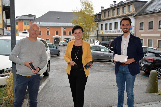 Georg Wallner (FullyMeshed), Bürgermeisterin Tanja Kreer (SPÖ) und Gemeinderat Sebastian Leitl (SPÖ) setzen den Status des kostenfreien WLANs in Straßwalchen auf „Online“.