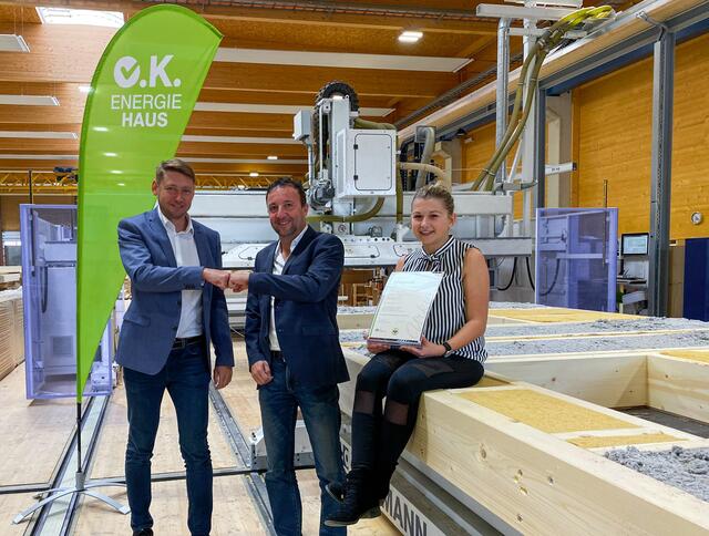 Michael Oberfeichtner freut sich über die Auszeichnung in Gold: Michael Oberfeichtner, Wolfgang Grosz und Jasmin Tuider